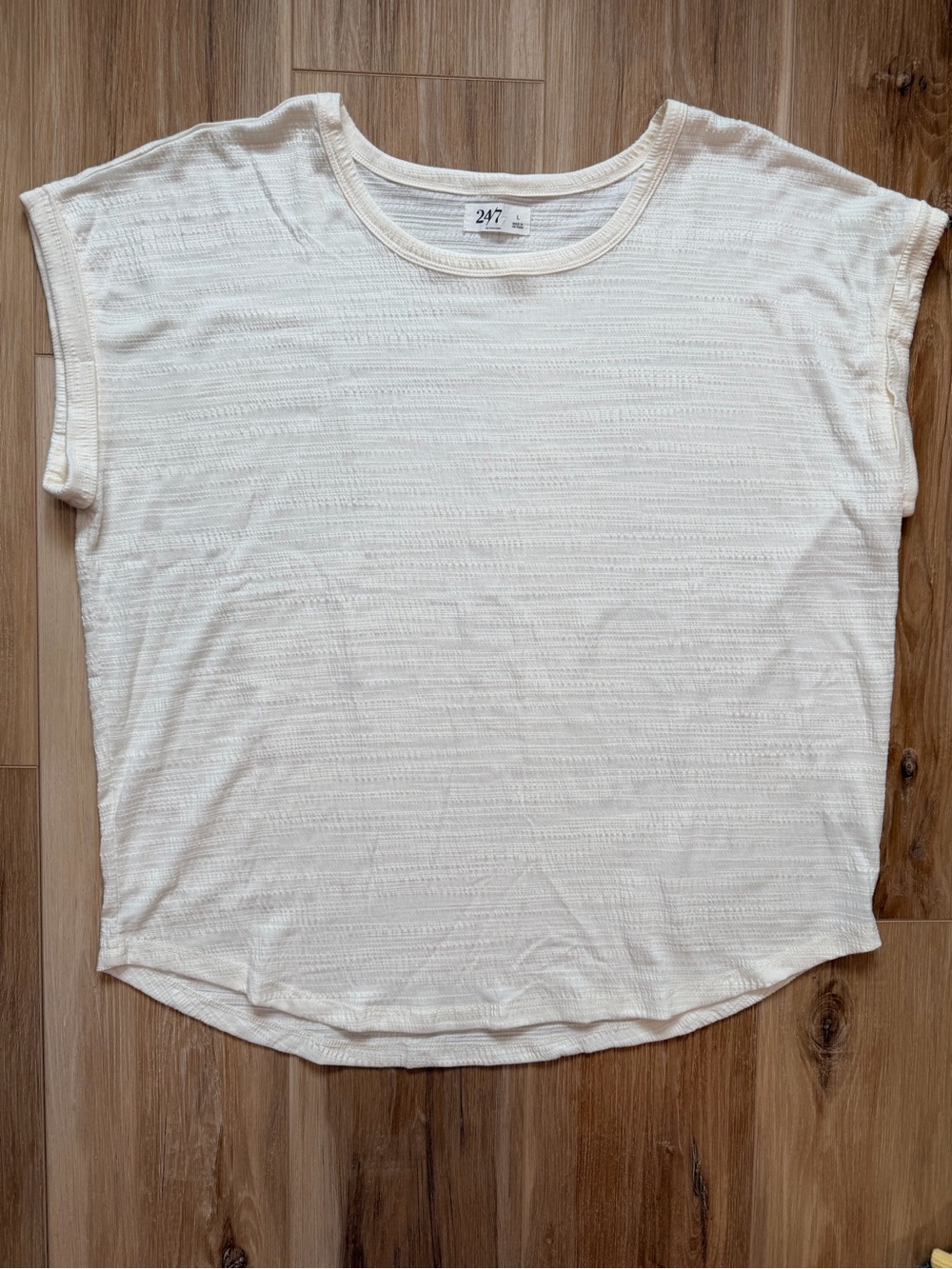 Maurice’s 24/7 textured cream short sleeve tee size large